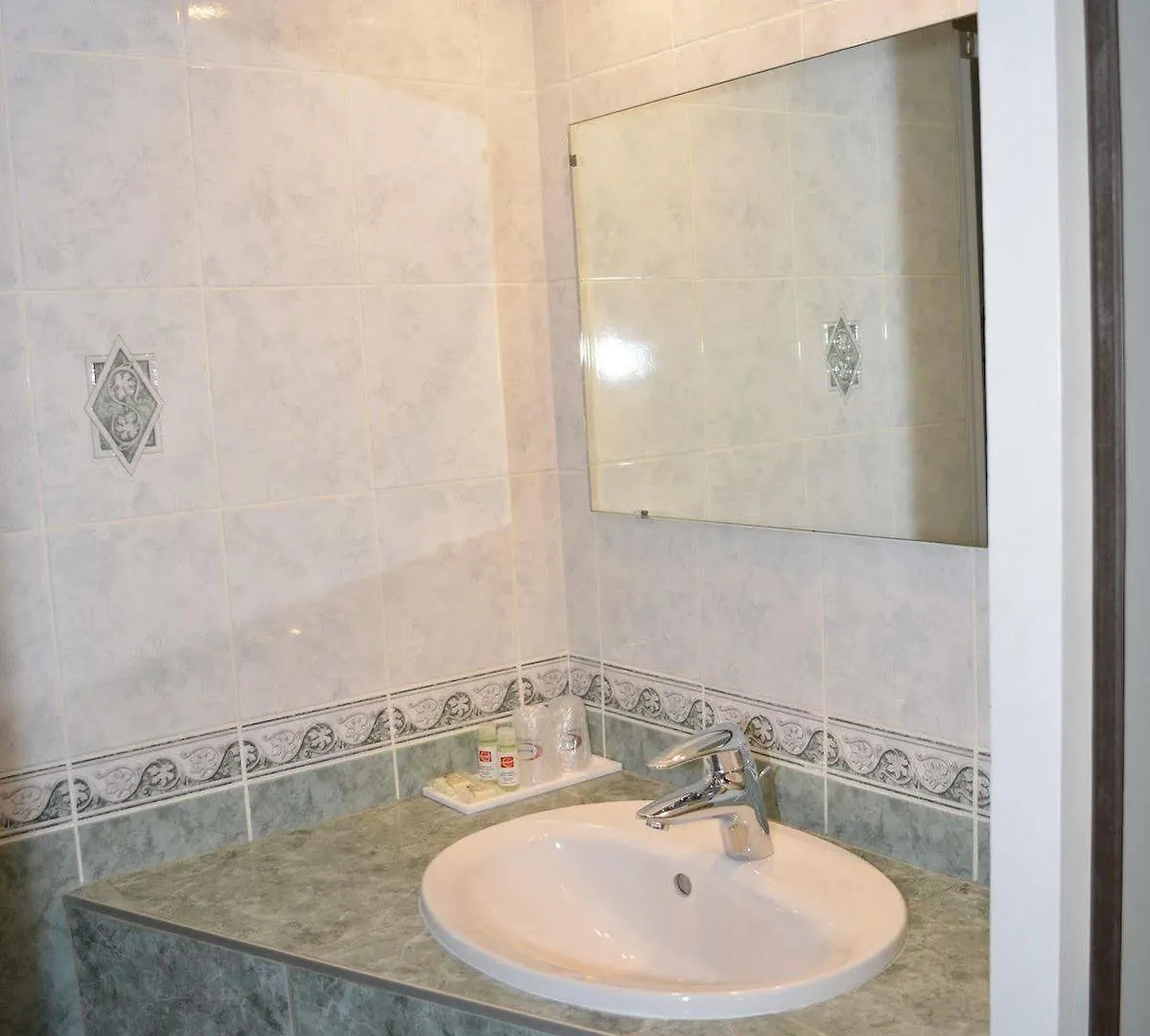 Hôtel Le Lyon Bron 2*,